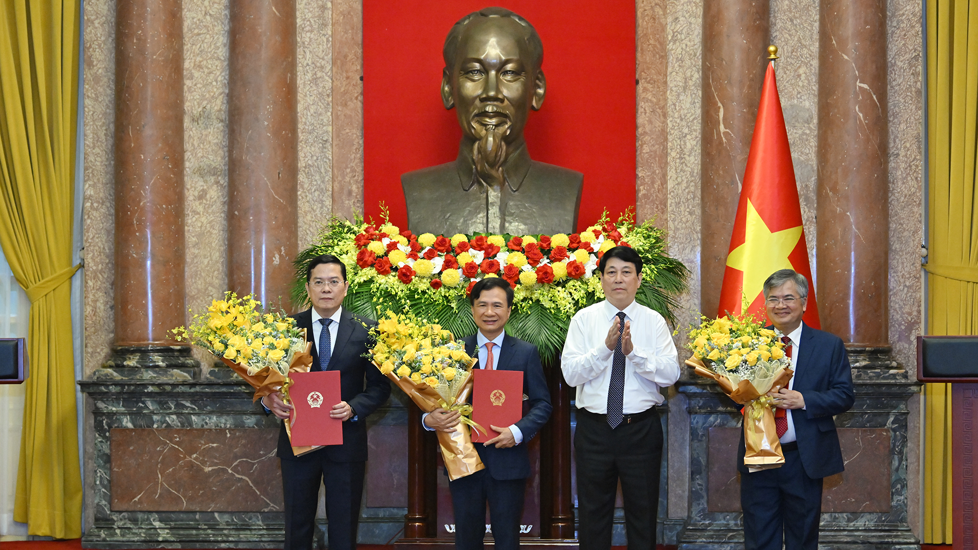 国家主席梁强向三位新任国家主席办公厅副主任颁发任命决定。