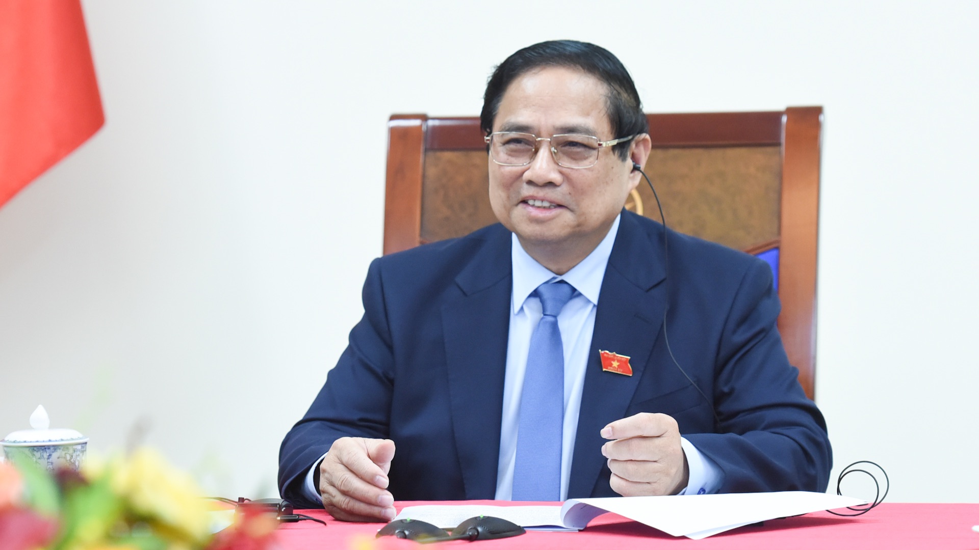 越南政府总理范明正与新加坡总理黄循财通电话。