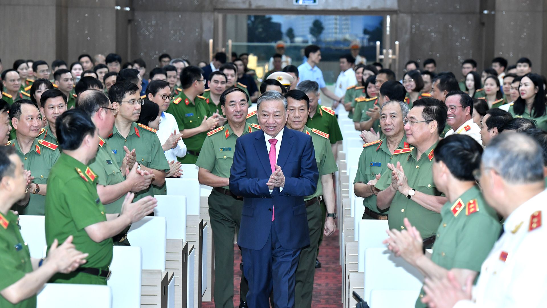 越共中央总书记苏林到场出席会议。