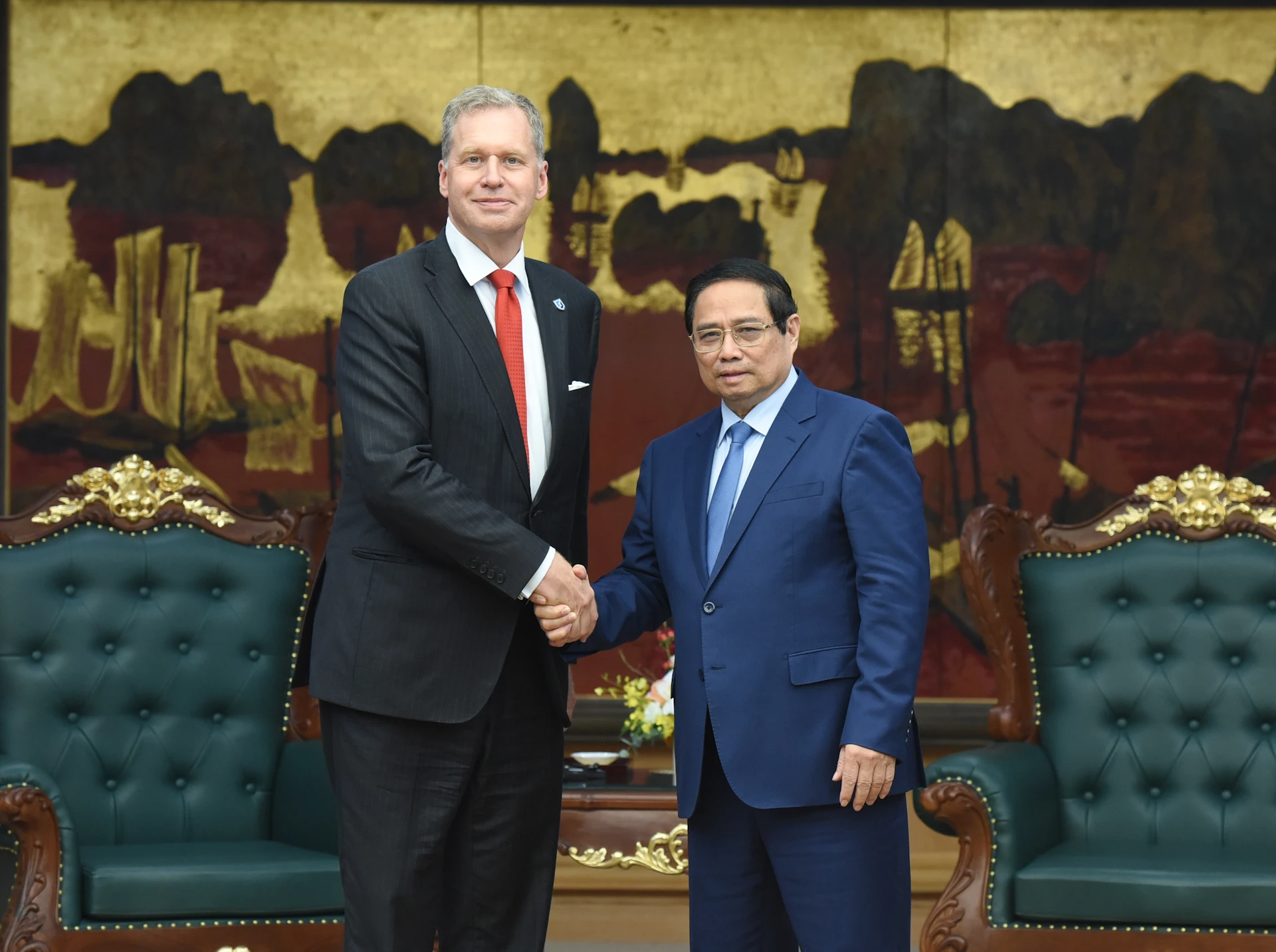 政府总理范明正与美国Excelerate Energy集团董事长兼首席执行官史蒂文•科博斯亲切握手。