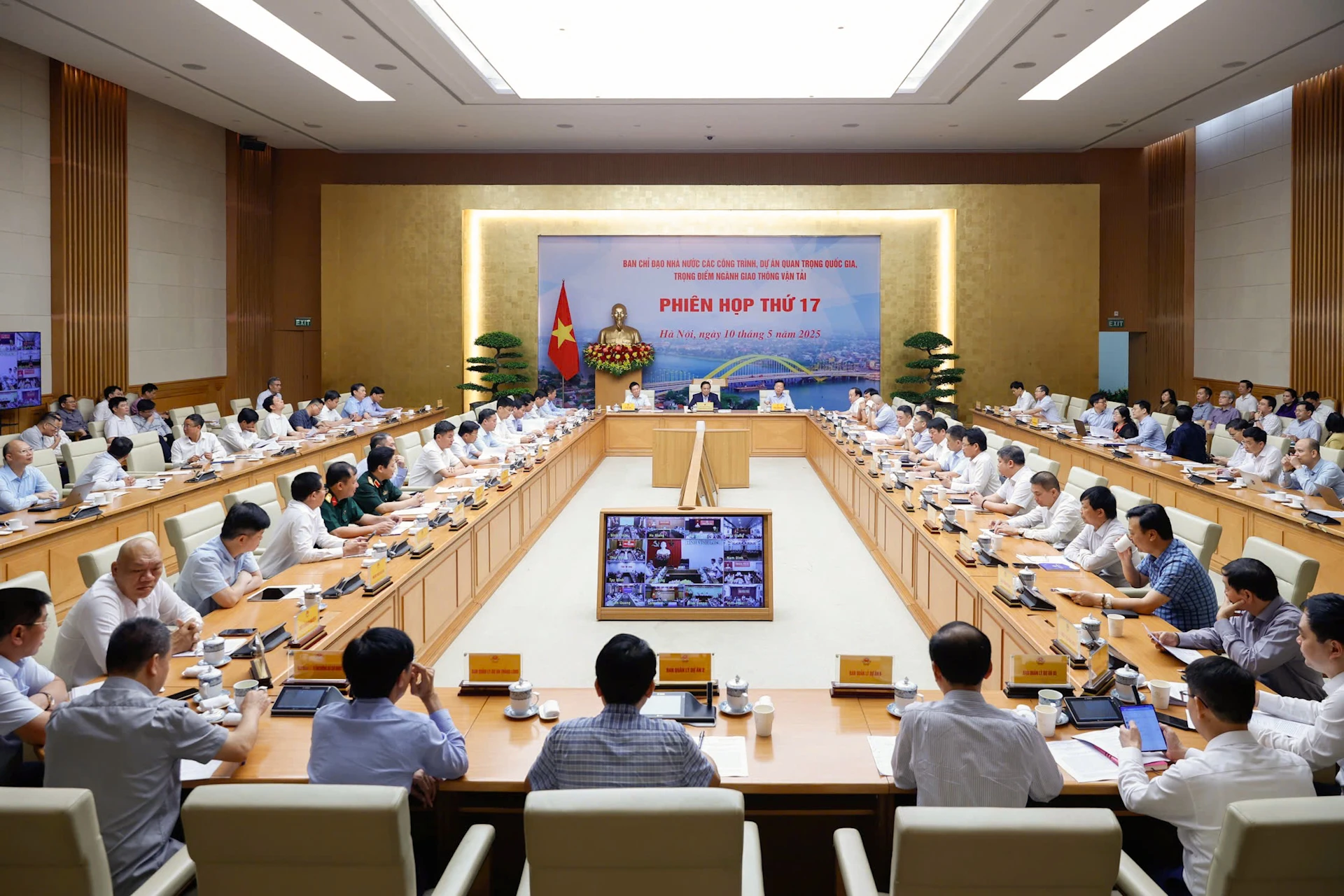 越南政府总理范明正主持召开交通运输重点项目国家指导委员会第17次会议【组图】