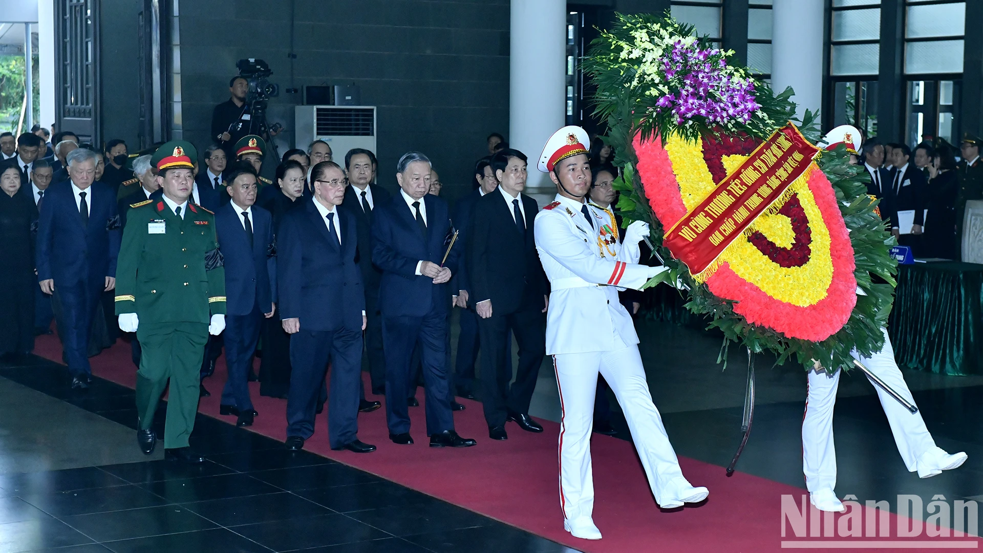 越共中央委员会代表团吊唁原国家主席陈德良逝世【组图】