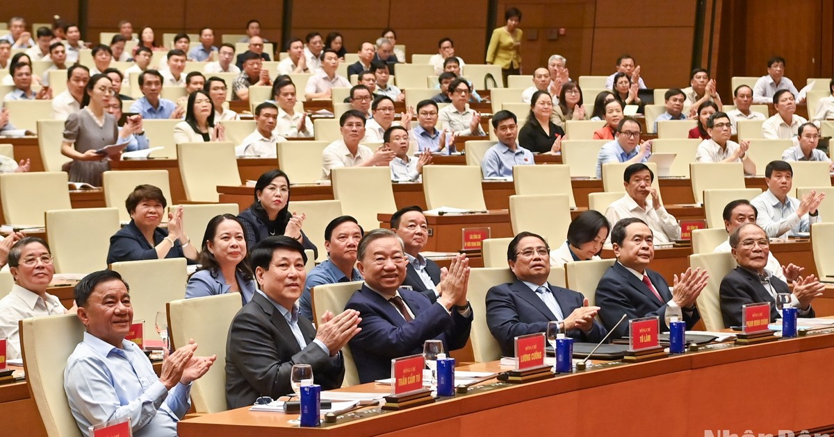 党和国家现历代领导同志出席会议。