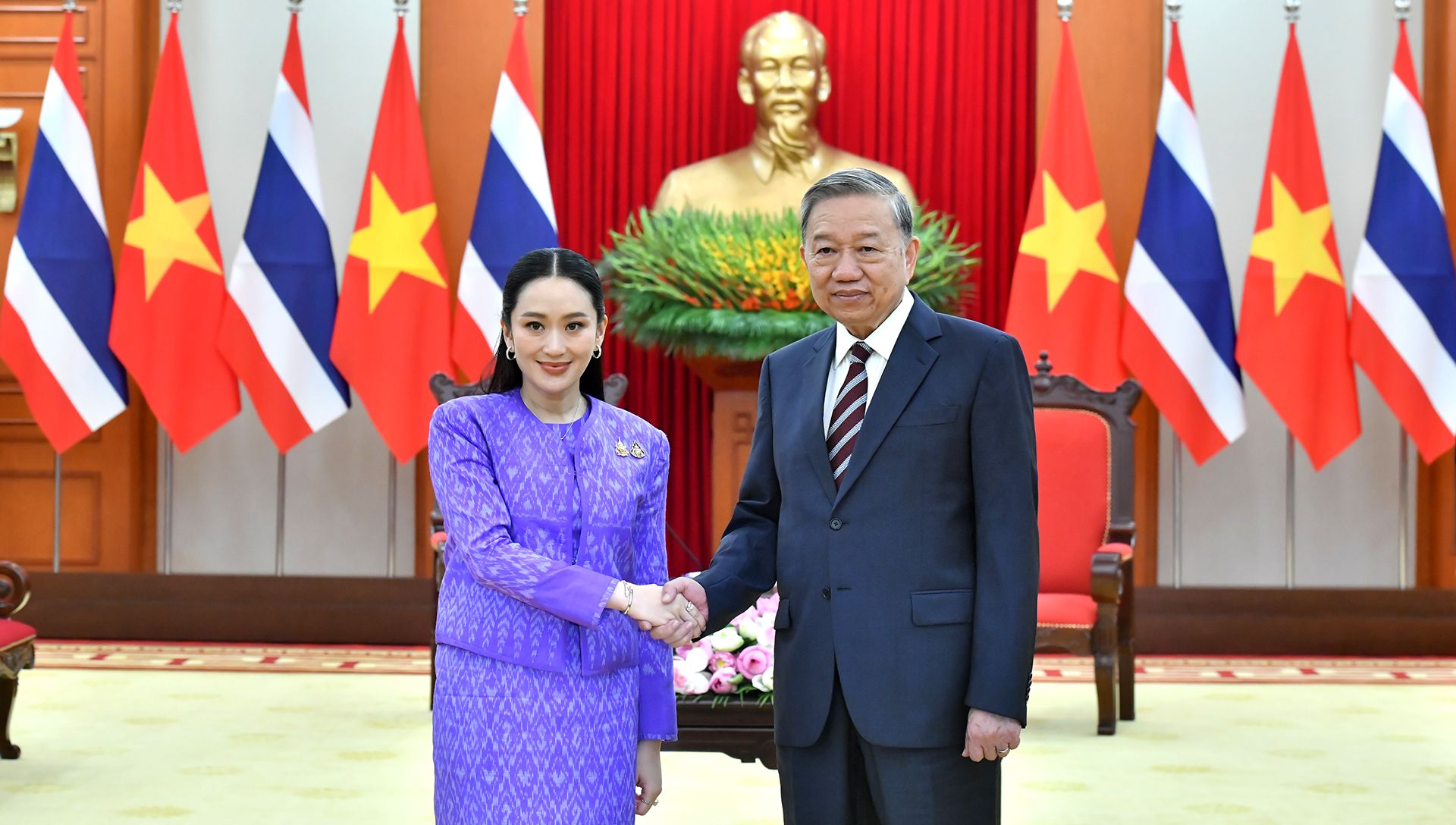 越共中央总书记苏林会见泰国总理佩通坦·西那瓦。
