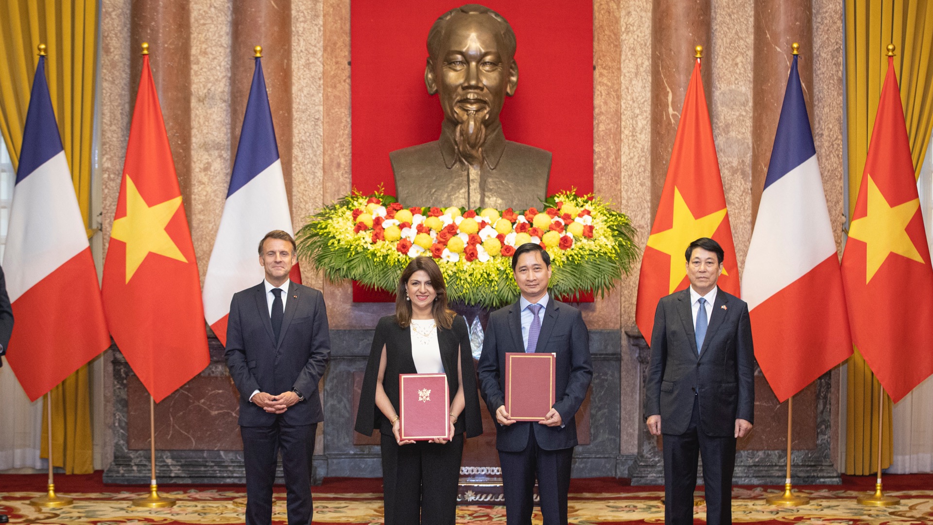  越南国家主席梁强与法国总统埃马纽埃尔·马克龙共同出席并见证越法在多个重要领域的合作文件交换仪式。