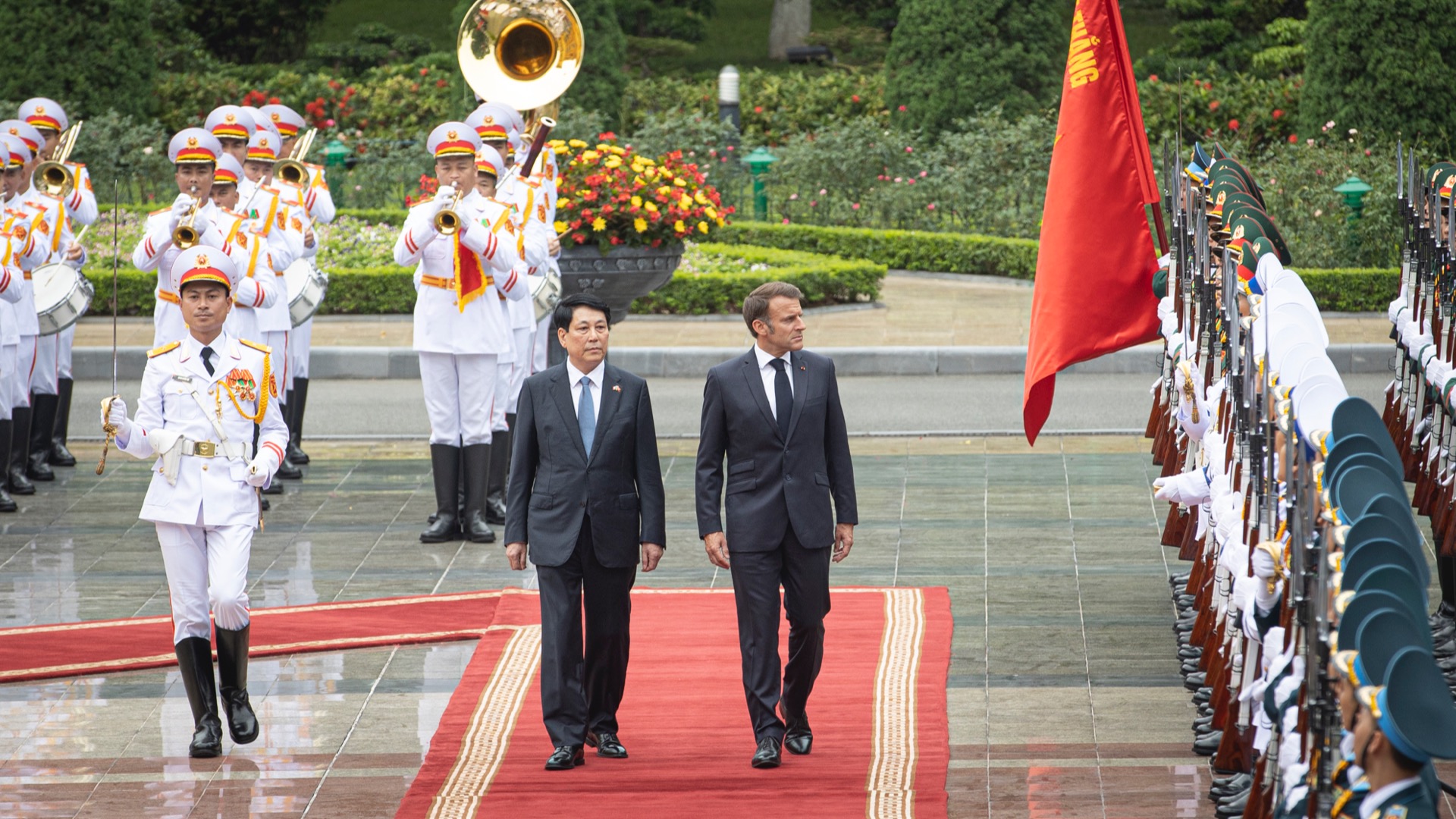 越南国家主席梁强与法国总统埃马纽埃尔·马克龙检阅越南人民军仪仗队。
