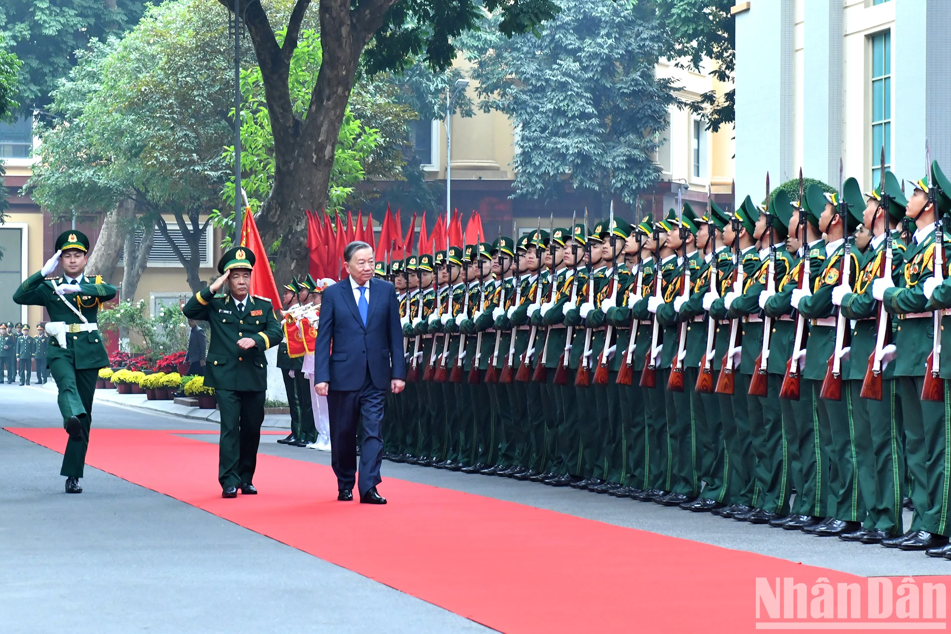 越共中央总书记苏林走访边防部队司令部。