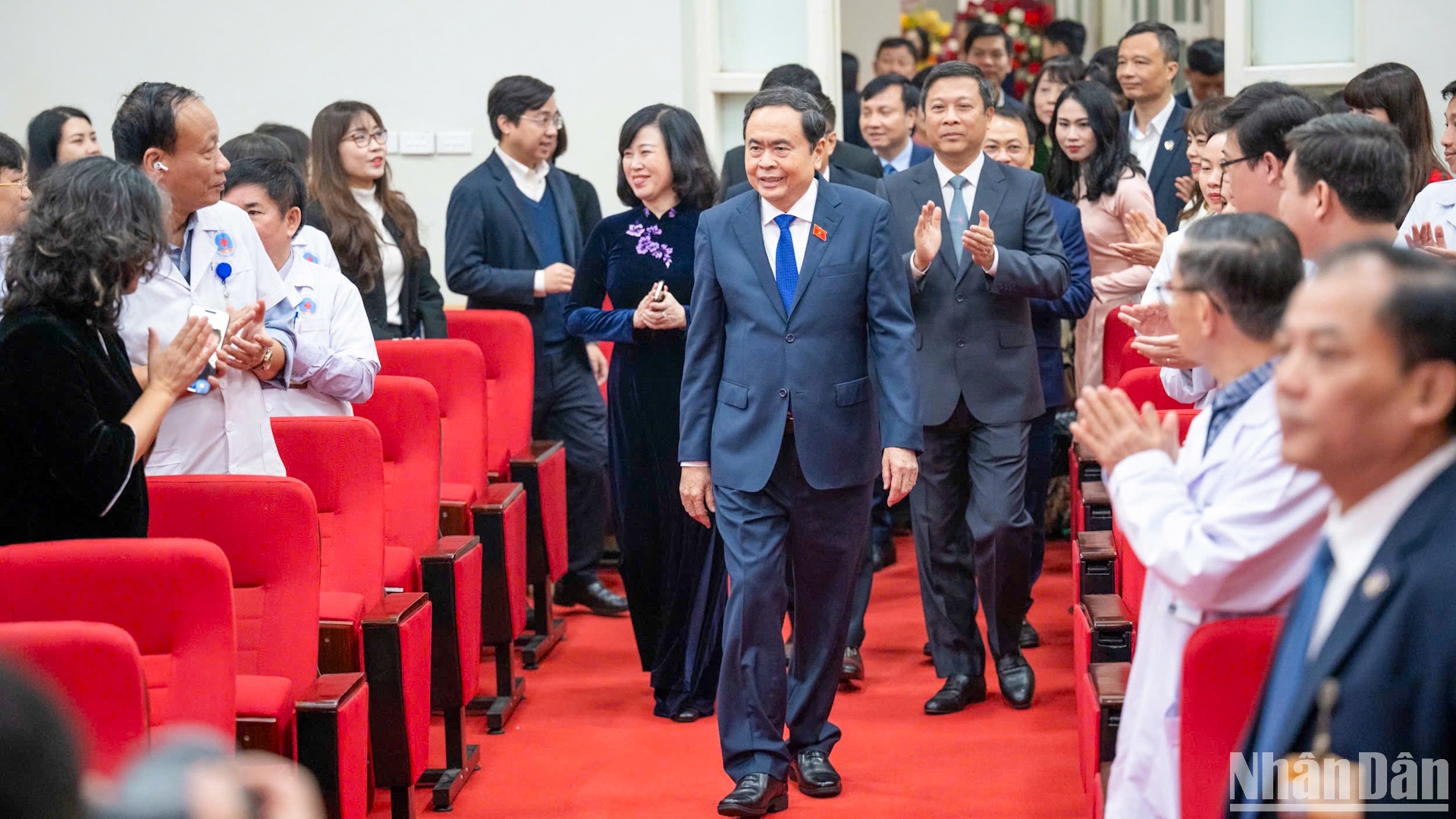 越南国会主席陈青敏出席在友谊医院举行的越南医师节70周年庆典。