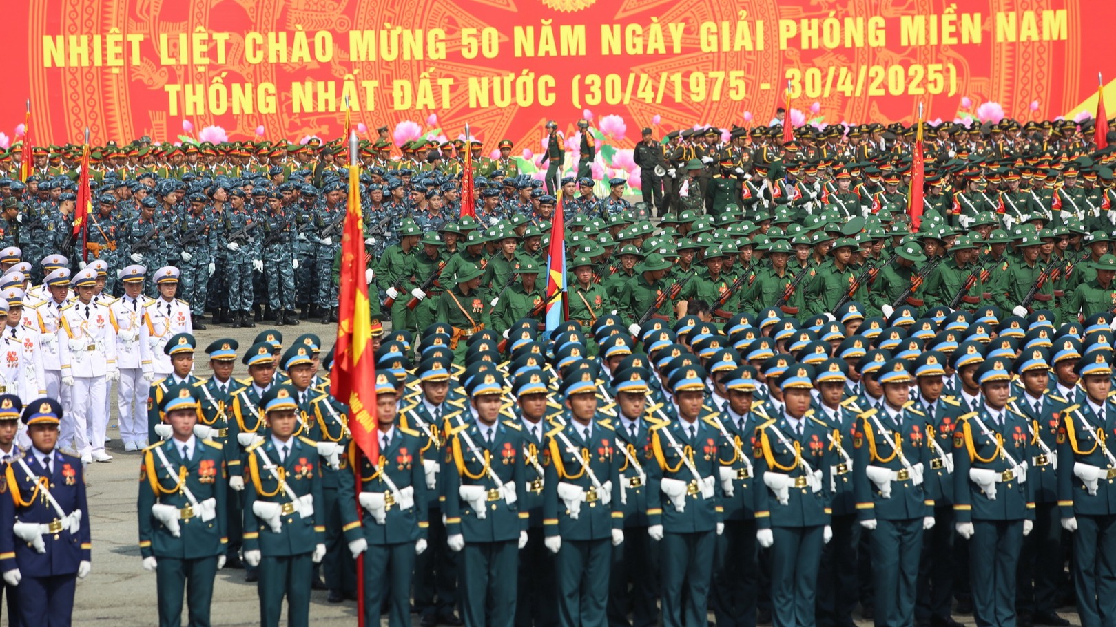 庆祝南方解放、国家统一50周年：36支武装力量开展合练【组图】