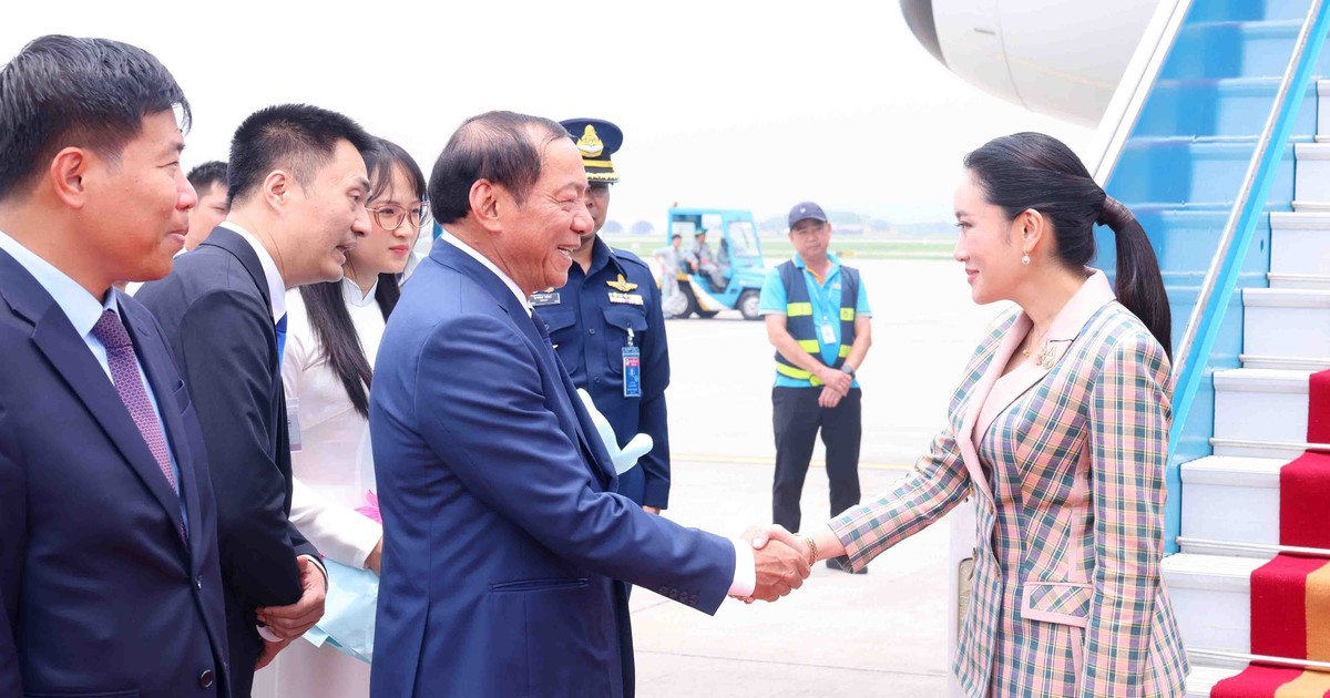 越南文化体育与旅游部部长阮文雄前往内排机场欢迎泰国总理佩通坦·钦那瓦。