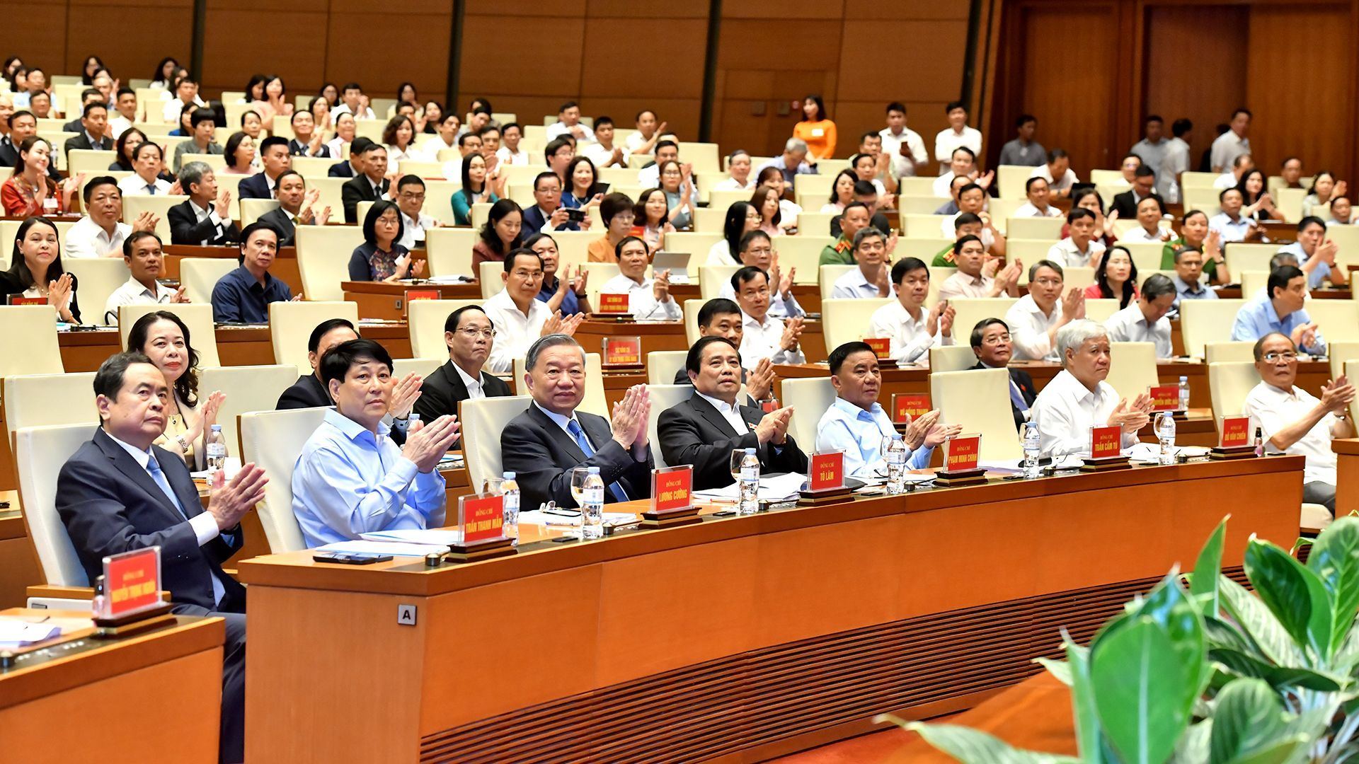 贯彻越共中央政治局第66-NQ/TW和第68-NQ/TW决议全会会议【组图】