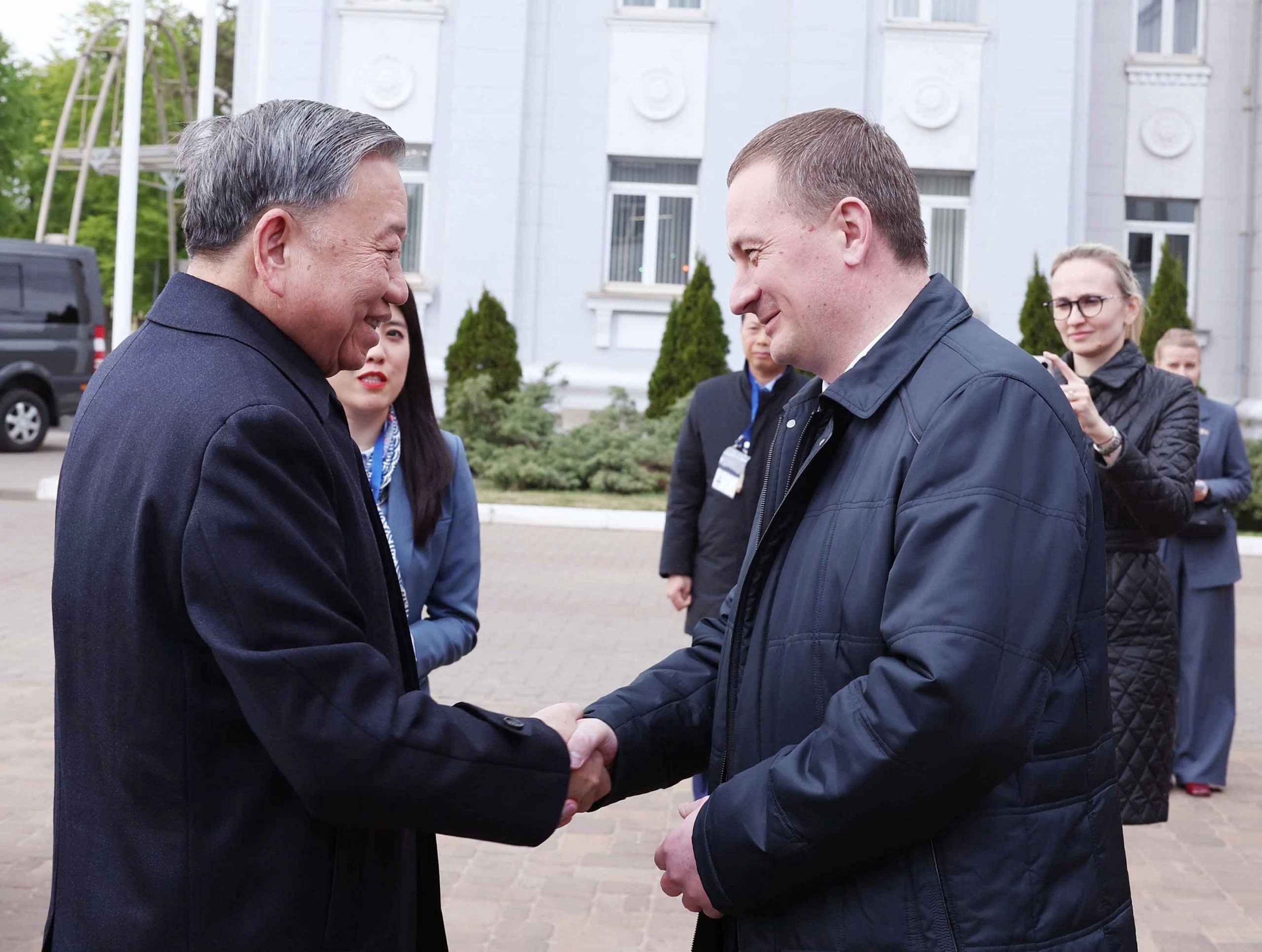 越共中央总书记苏林与白俄罗斯总理亚历山大·图尔钦参观明斯克拖拉机厂。