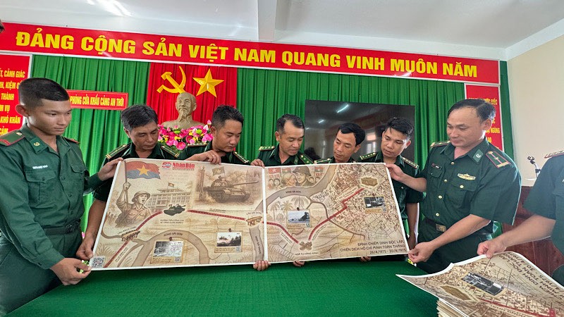 安泰边防哨所的干部战士满怀喜悦地拼出胡志明战役进军路线图。