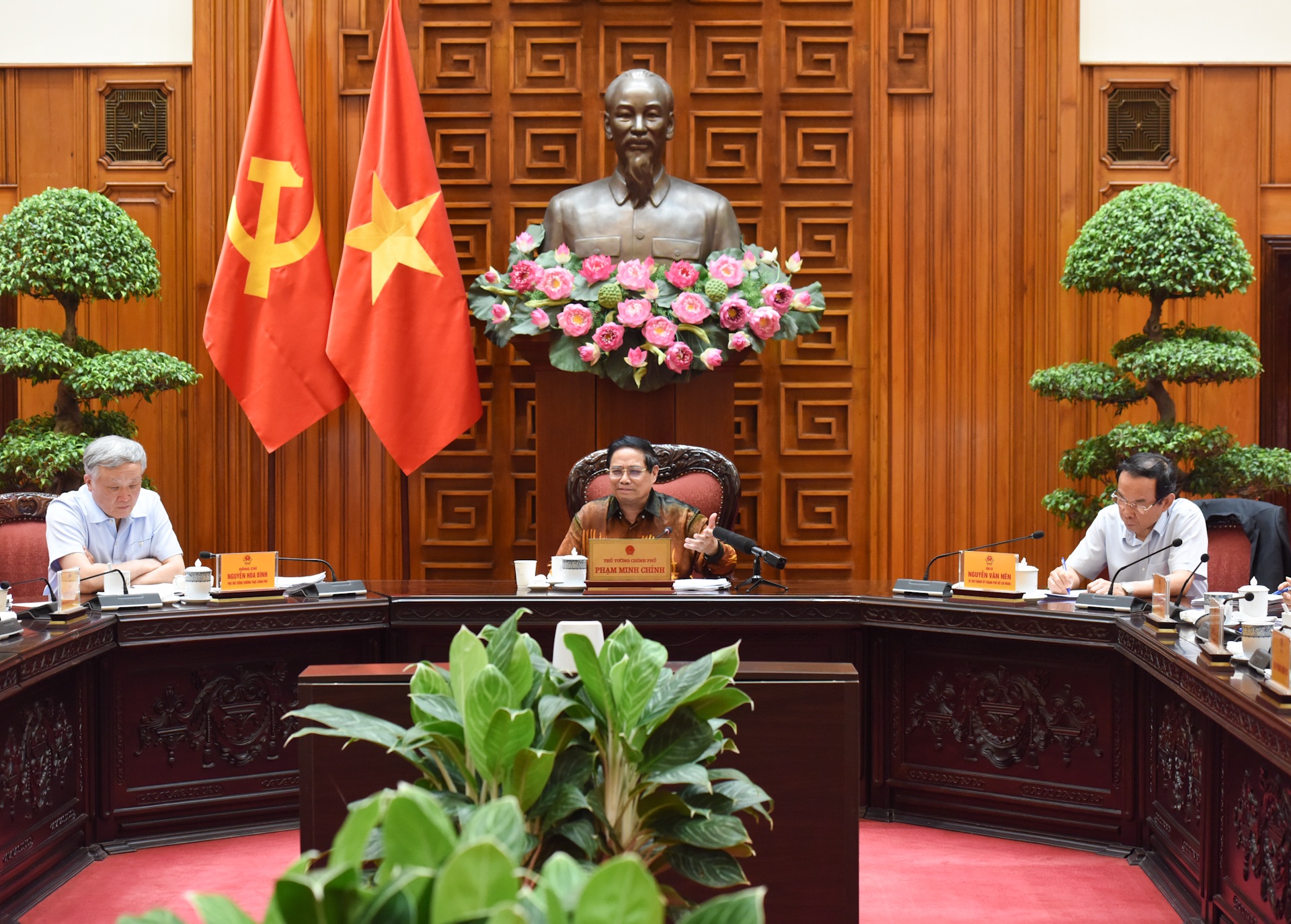 越南政府总理范明正主持召开会议。