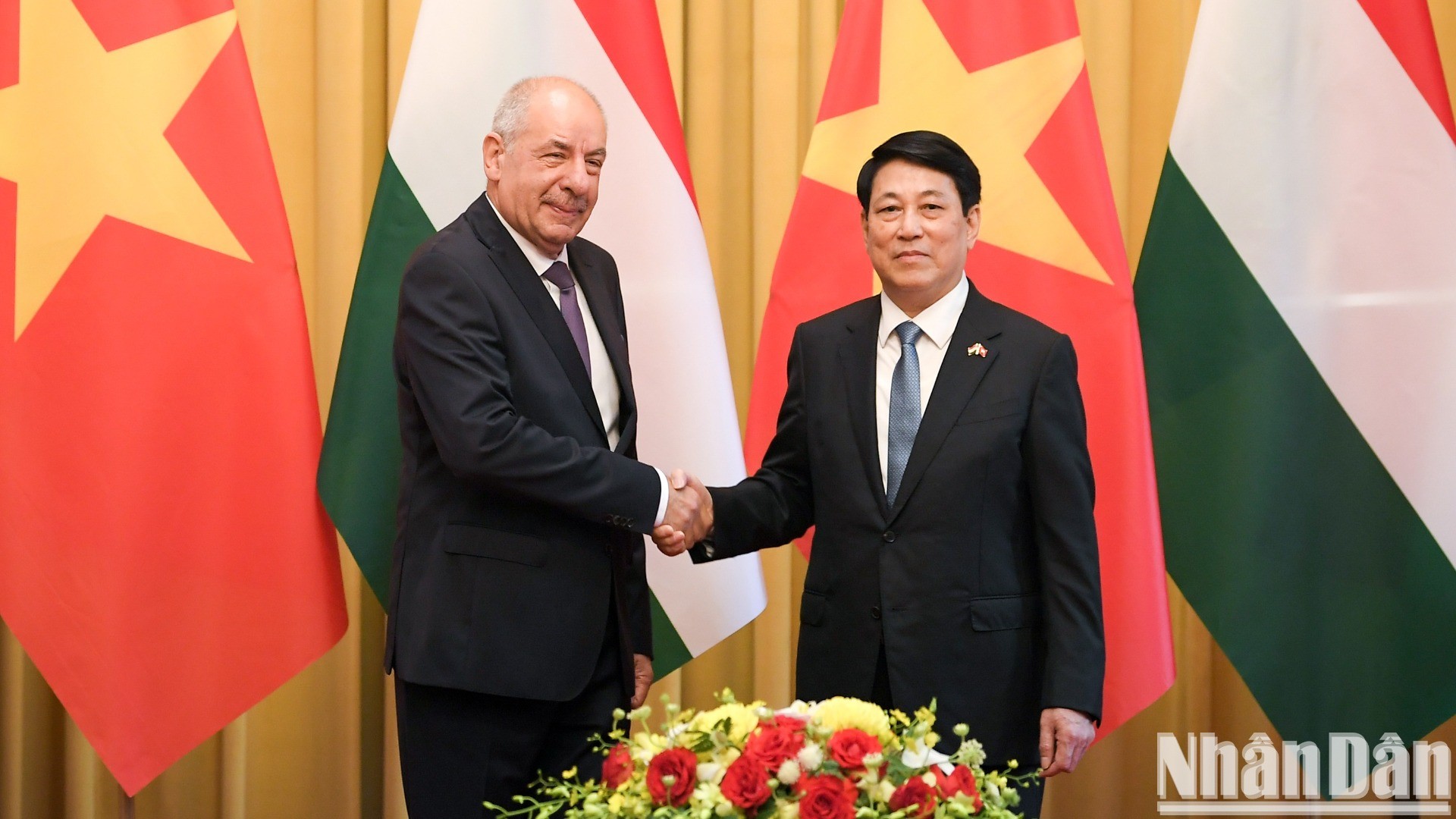 越南国家主席梁强与匈牙利总统舒尤克·道玛什合影。