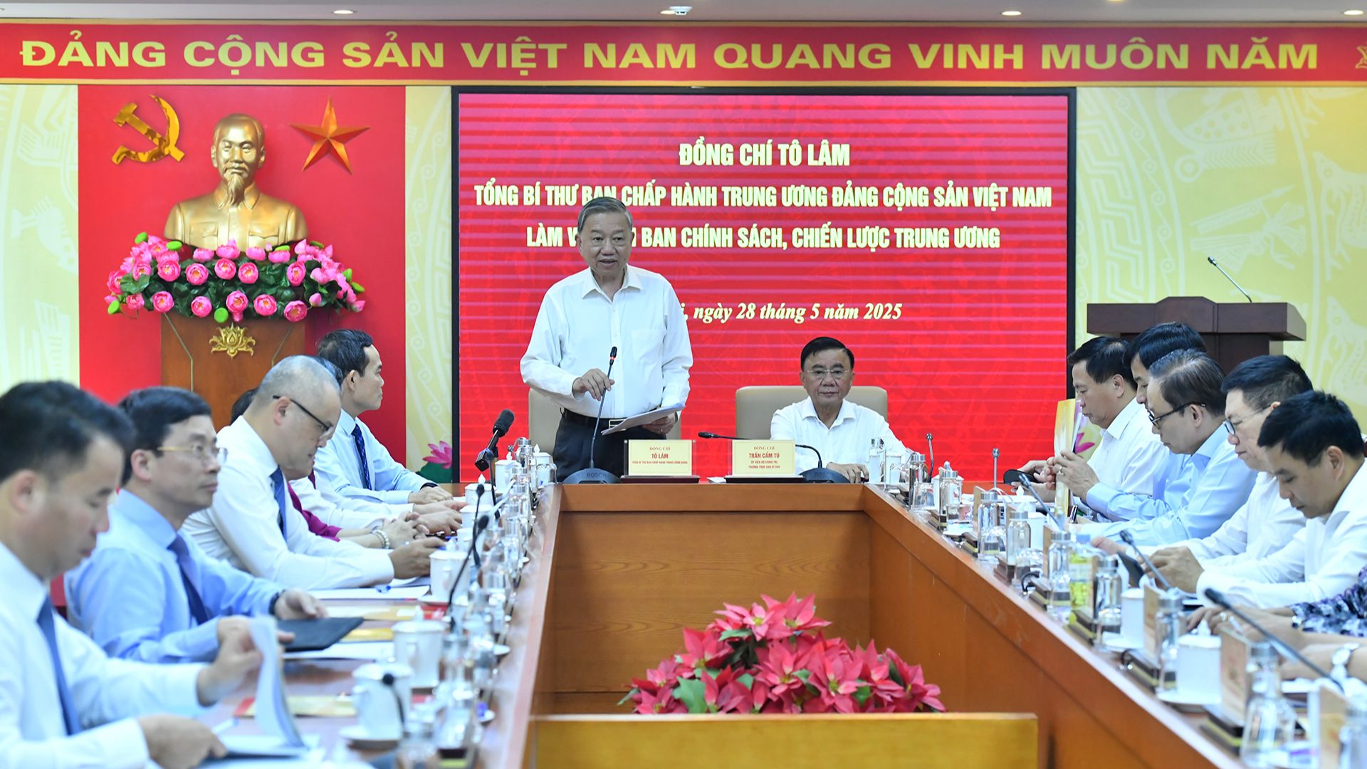 越共中央总书记苏林与中央政策与战略委员会举行工作会议。