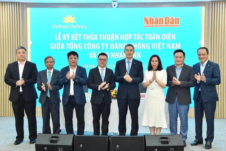 Nhân Dân Nhật Báo và Vietnam Airlines ký kết hợp tác toàn diện ảnh 2