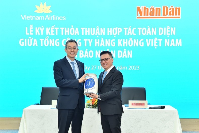 Nhân Dân Nhật Báo và Vietnam Airlines ký kết hợp tác toàn diện ảnh 4