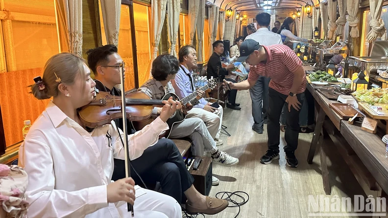最美景点-越南投资,越南私募基金,越南铁路总公司于4月14日开通了名为“大叻夜间路程”的林同省大叻至凉寨（Trại Mát）夜间列车。这是吸引,越南证券,越南美女,(2)