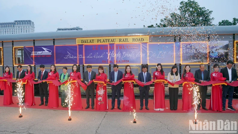 最美景点-越南投资,越南私募基金,越南铁路总公司于4月14日开通了名为“大叻夜间路程”的林同省大叻至凉寨（Trại Mát）夜间列车。这是吸引,越南证券,越南美女,(1)