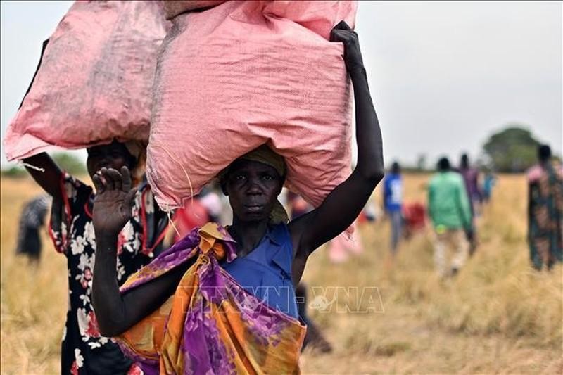 2020年2月6日，人民在南苏丹阿约德接受粮食援助。（图片来源：法新社/越通社）