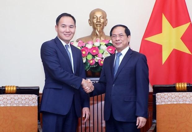 越南外交部副部长阮明武与蒙古国外交部部副部长Batsumber Munkhjin。（图片来源：越通社）