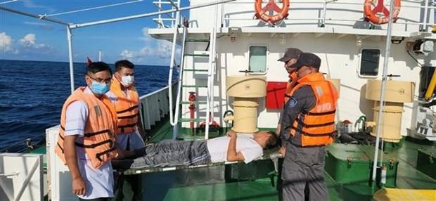 越南渔检及时救助一名在海上从事捕捞作业的发病渔民。（图片来源：越通社）