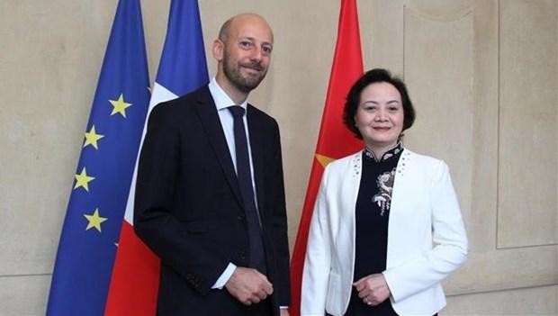 越南内务部部长范氏清茶与法国公共职能与转型部部长斯达尼斯拉斯·盖里尼。（图片来源：越通社）