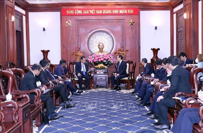 胡志明市市委书记阮文年会见印度外交部国务秘书和印度教育部部长拉吉库马尔·兰扬·辛格。