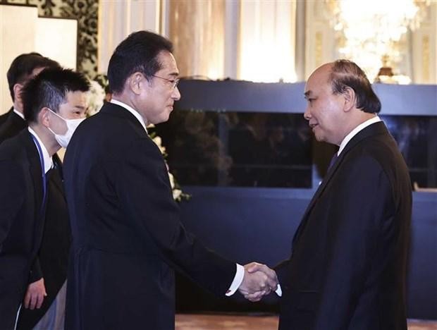 越南国家主席阮春福（右）与日本首相岸田文雄。（图片来源：越通社）