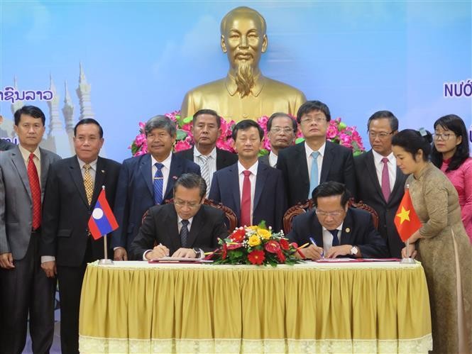 越南崑嵩省与老挝萨拉万省签署2022-2027年合作备忘录。（图片来源：越通社）