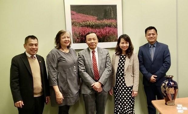 越南驻加拿大温哥华总领事阮光忠（中）前来访问育空地区，以促进越南与该地区的全面合作关系。（图片来源：越通社）