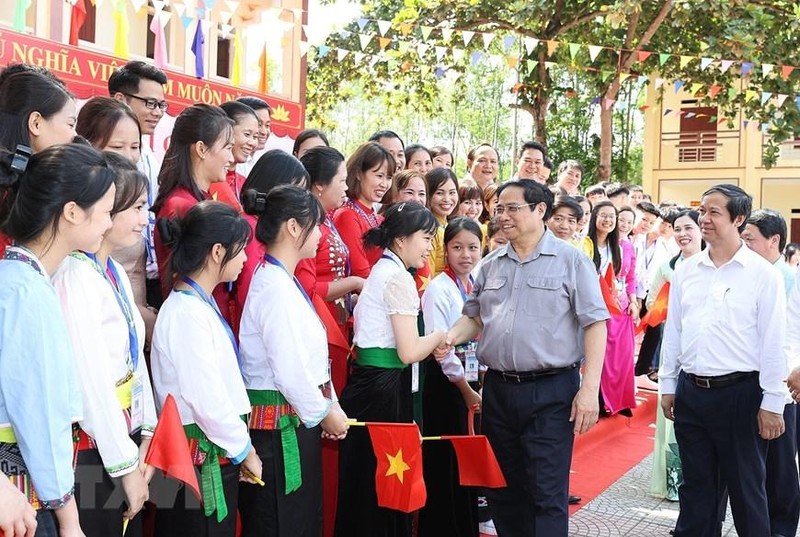 范明正总理和富寿省安立县安立高中学校师生们。（图片来源：越通社）
