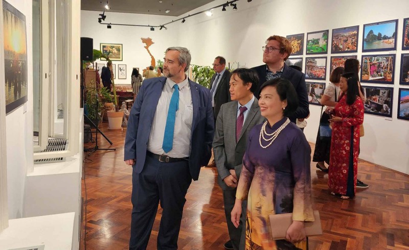 阮氏碧草大使和各位代表出席越南文化周。（图片来源：国际报）