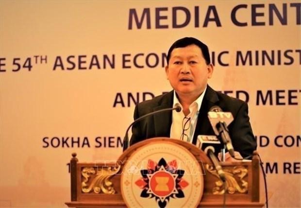 柬埔寨商业部副国务秘书，商务部及本次会议发言人佩恩·索维奇发表讲话。