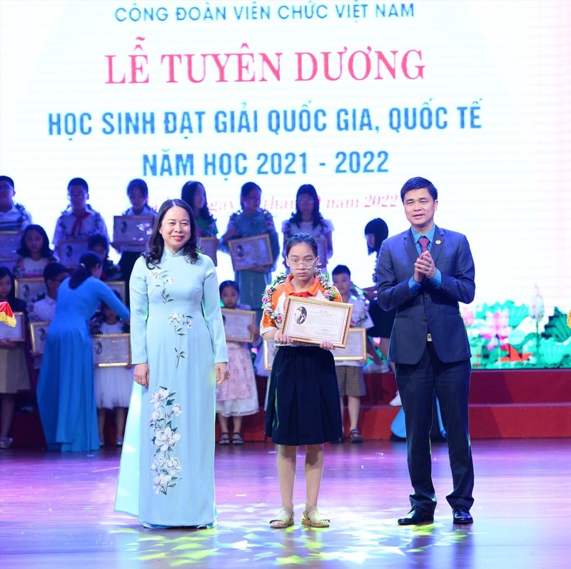 国家副主席武氏映春向成绩优异学生颁发奖状。