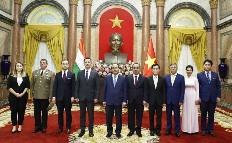 越南国家主席阮春福与匈牙利新任驻越大使和各位代表合影。