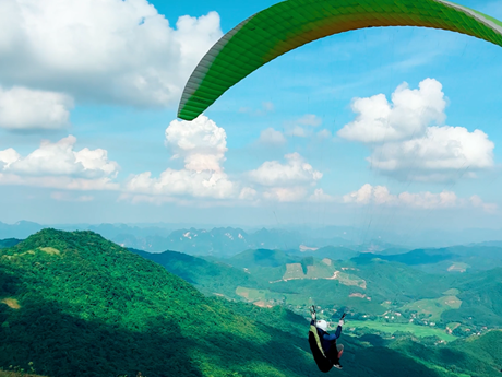 对滑翔伞爱好者来说，和平省乐山乡是一个理想且安全的飞行地点。