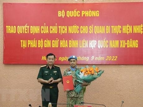 越共中央委员、国防部副部长黄春战上将向裴文绒少校授予参加联合国南苏丹维和特派团的任命书。（图片来源：越通社）