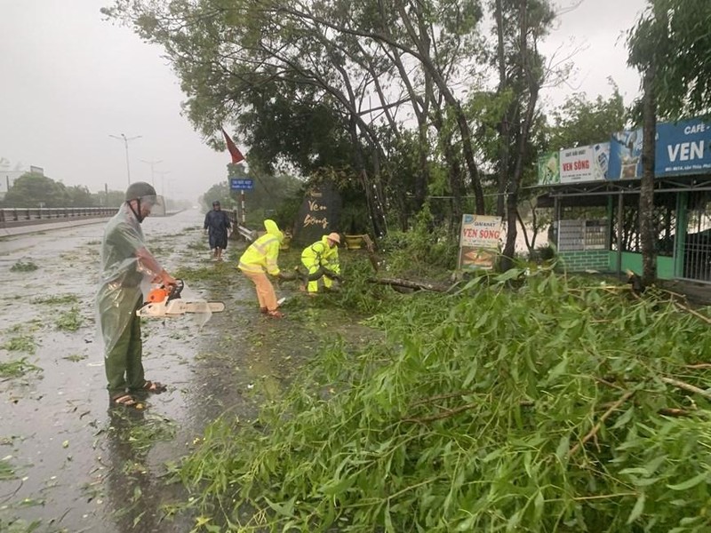 承天顺化省交通警察力量集中精力克服第四号台风造成的后果。