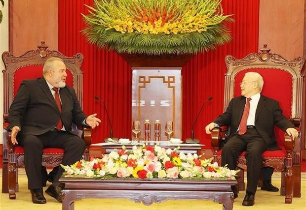 越共中央总书记阮富仲会见古巴总理曼努埃尔·马雷罗。