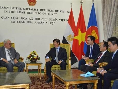 越共中央对外部副部长张光怀南与埃及多位议员和政党代表举行会谈。
