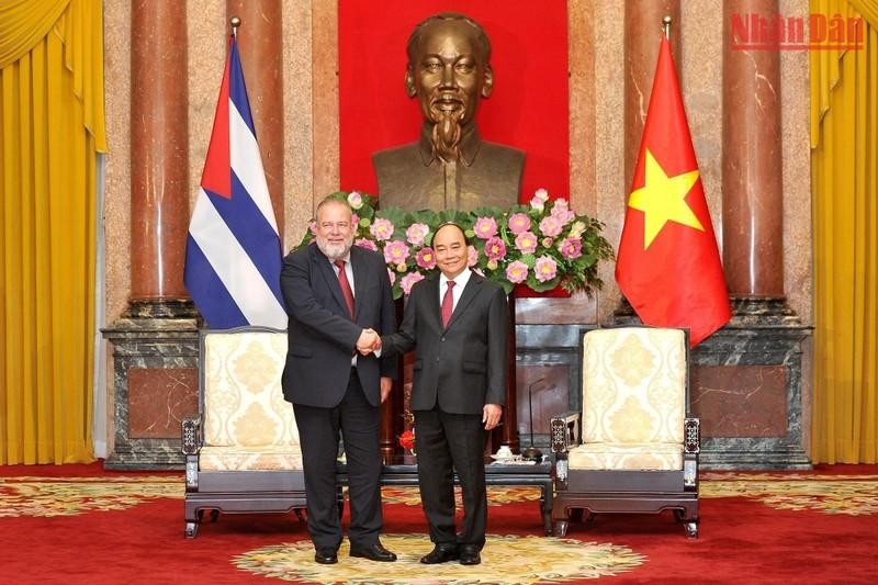 越南国家主席阮春福会见古巴总理曼努埃尔·马雷罗。（登科 摄）