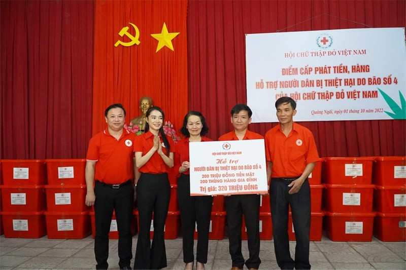 越南红十字会中央委员会为广义省4号台风灾民提供援助。
