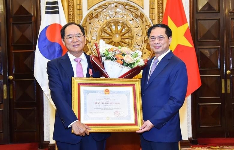 越南外交部长裴青山向韩国驻越南大使朴能运授予友谊勋章。