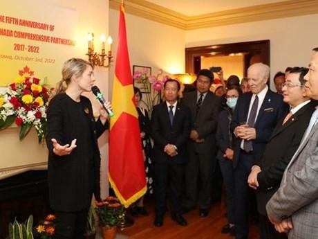 越南驻加拿大大使馆在越南屋隆重举行越南与加拿大全面伙伴关系5周年庆典。（图片来源：越通社）