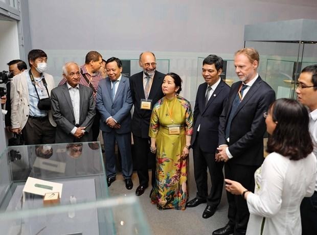 国际友人代表参观 “皇宫珍宝”展览 。