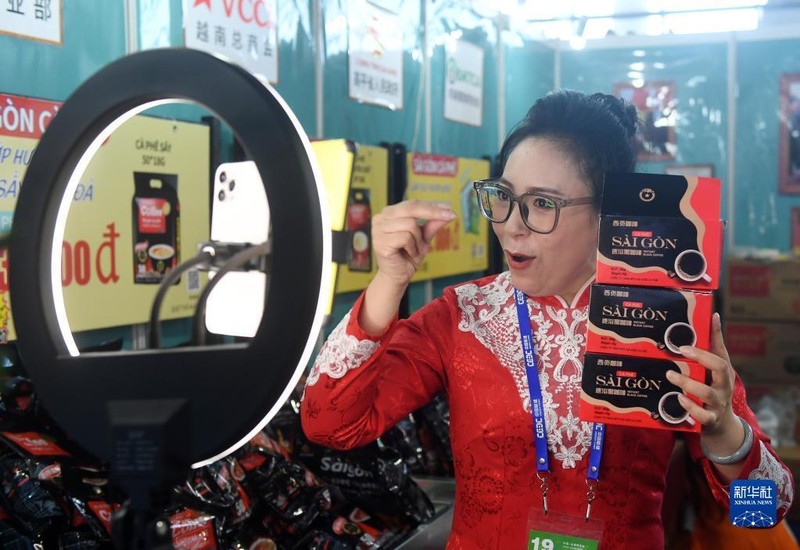 一名参展工作人员在通过网络推销越南咖啡。（图片来源：新华社）