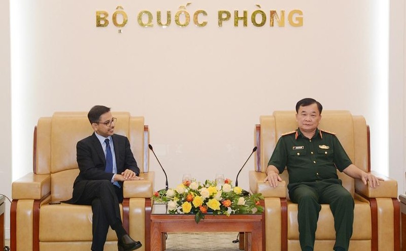 越南国防部副部长黄春战会见印度驻越南大使普拉奈•维尔马。