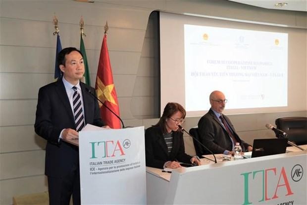 越南驻意大利大使杨海兴发表讲话。